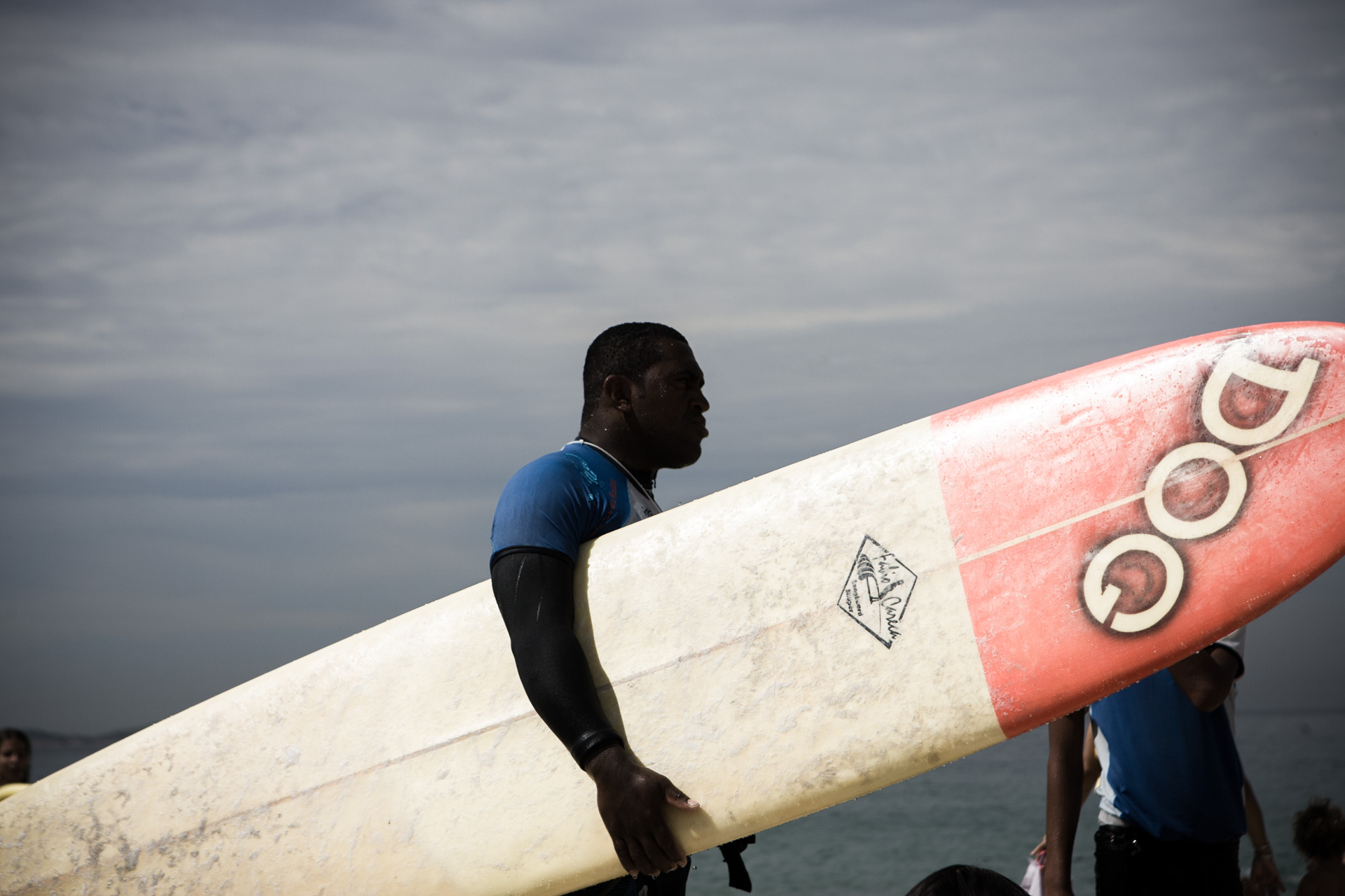 SURFER POUR UN PEU D’ESPOIR